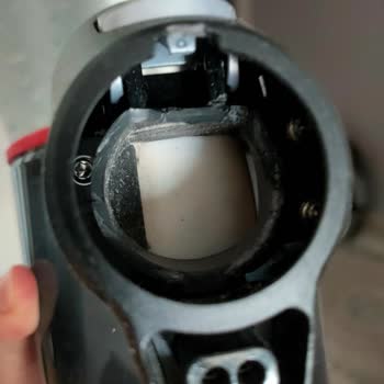 Bosch Unlimited 7 Şarjlı Dikey Süpürge Parçası Kırıldı.