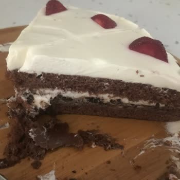 Hastel Gıda Hazır Kek İçinden Çıkan Cisim