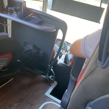 Metro Turizm Şoför Yolculuk Esnasında Sigara İçiyor Yanında Yolcu Var Sohbet Ediyor