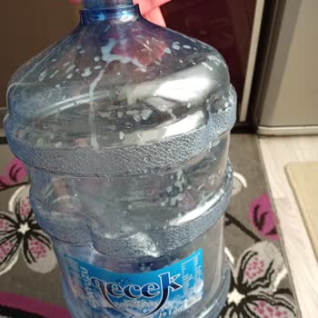 Gecek Su İçi Lekeli Temizlenmemiş Damacana Su