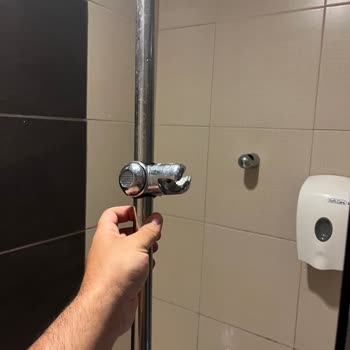 Amara Luxury Resort & Villas Otelde Parmağımız Banyoda Kesildi, İlgilenen Olmadı.