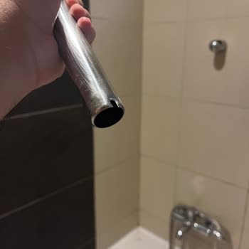 Amara Luxury Resort & Villas Otelde Parmağımız Banyoda Kesildi, İlgilenen Olmadı.