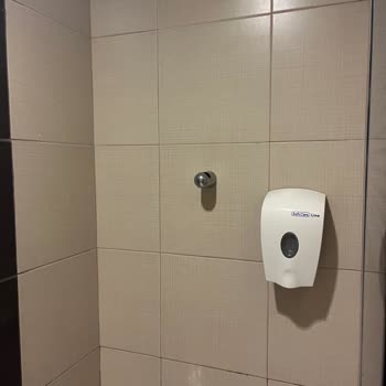 Amara Luxury Resort & Villas Otelde Parmağımız Banyoda Kesildi, İlgilenen Olmadı.