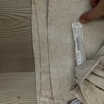 Stradivarius'dan Alınan, Paça Uzunlukları Farklı Olan Pantolon.