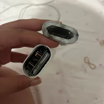 iPhone Şarj Adaptörü Patlaması