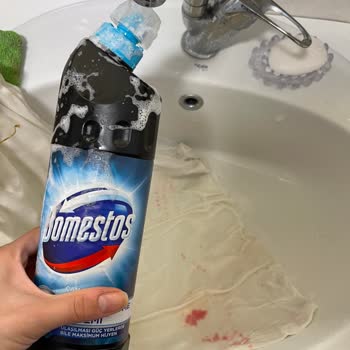 Domestos Kumaşın Rengini Değiştirdi