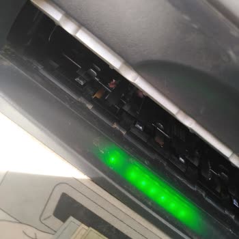 İş Bankası ATM'si Paraları Yırtarak Verdi