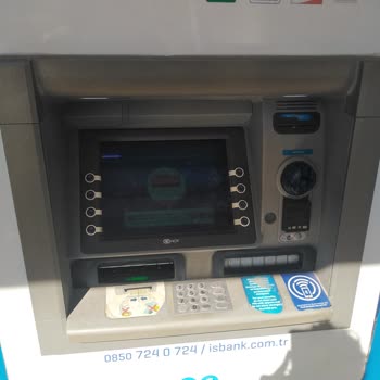 İş Bankası ATM'si Paraları Yırtarak Verdi