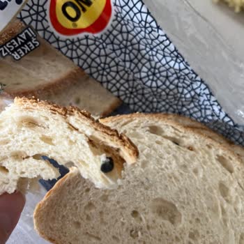 UNO Ekmekten Fare Dışkısı Çıktı!