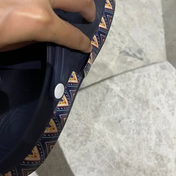 Fabrika Marka Terlik 2-3 Giymede Parçalandı