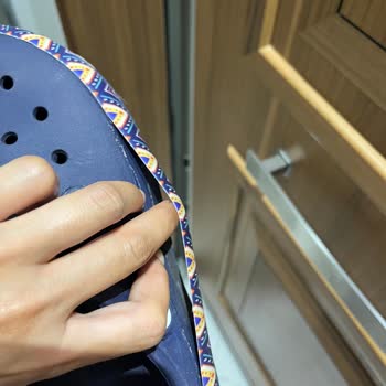 Fabrika Marka Terlik 2-3 Giymede Parçalandı