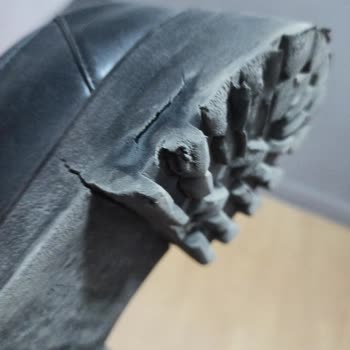 Stradivarius Makosen Ayakkabı Yırtıldı,