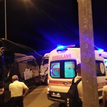 Otobanda Villa Seyahat Yolcu Otobüsüyle Tır Çarpıştı