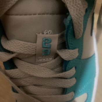 Hype Merch Ayakkabıda Kopuk Dikişler Var