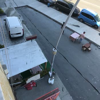 Sultangazi Belediyesi Kaldırım İşkali Binamızın Önündeki Kaldırım Ve Yola Masa Koyulması