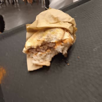 Köfteci Yusuf'ta Küflü Ekmekle Hamburger Satıldı