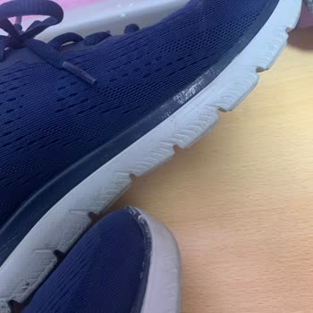 Skechers Boyalı Yerlerinde Renk Atması.