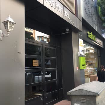 Odunpazarı Belediyesi Cadde Kapı Önüne Çıkarılan Çöpler