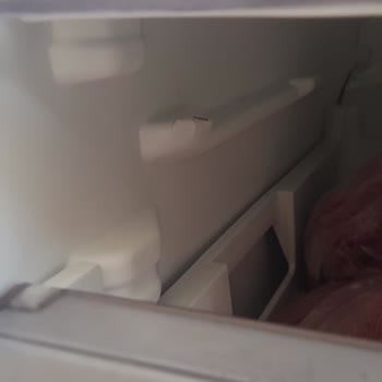 Arçelik Buzdolabı Derin Dondurucu Bölmesindeki Çatlaklar.
