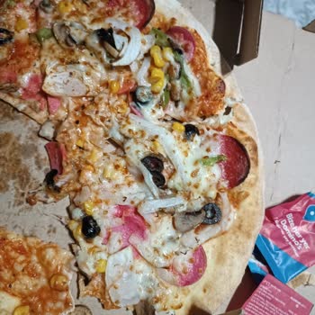 Domino's Pizza Eksik Malzeme Koyuyorlar Ve Ürün Kalitesiz