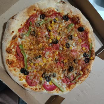 Domino's Pizza Eksik Malzeme Koyuyorlar Ve Ürün Kalitesiz