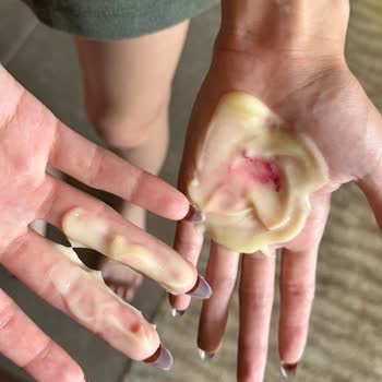 Bee Beauty Gratis'ten Aldığım Ürünün İçerinde Lekeler Var