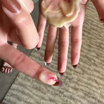 Bee Beauty Gratis'ten Aldığım Ürünün İçerinde Lekeler Var