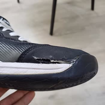 3 Ayda Asics Ayakkabı Yırtıldı
