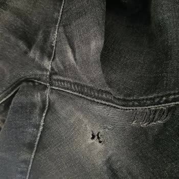 Mavi Pantolonda Ağ Kısmında Yırtılma