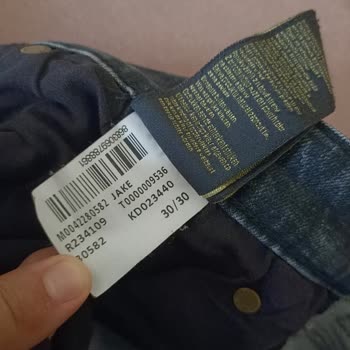 Mavi Pantolonda Ağ Kısmında Yırtılma