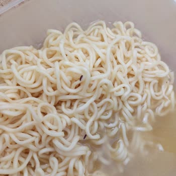 Dudomi Noodle İçinden 2 Adet Böcek Çıktı.