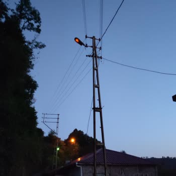 YEDAŞ Elektrik Direği Mahalleyi Aydınlatmıyor.
