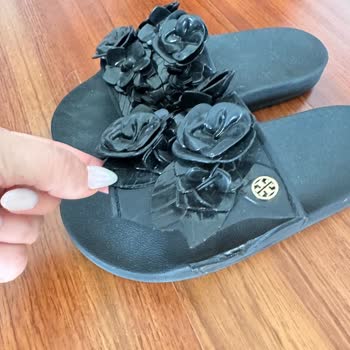 Tory Burch Terliğim Dolapta Kendi Kendine Yırtıldı