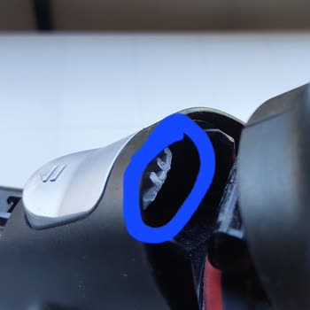 Bosch Şarjlı El Süpürgesinin Haznesinin Geçme Yerindeki Tırnak Kırıldı