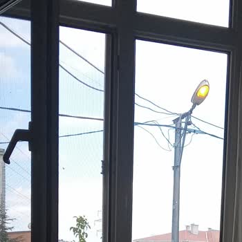 Avcılar Belediyesi Gündüz Yanan Elektrik Direkleri