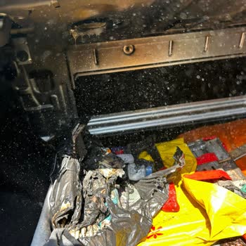 Reeder Marka Telefon Araç İçinde Bomba Gibi Patladı Aracı Yaktı