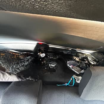 Reeder Marka Telefon Araç İçinde Bomba Gibi Patladı Aracı Yaktı