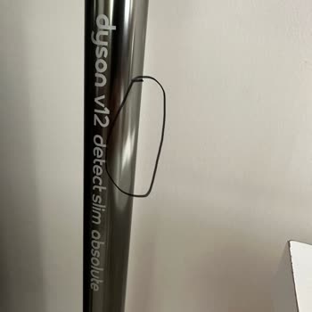 Dyson V12 Süpürgenin Sapında Boya Kusuru