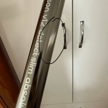 Dyson V12 Süpürgenin Sapında Boya Kusuru