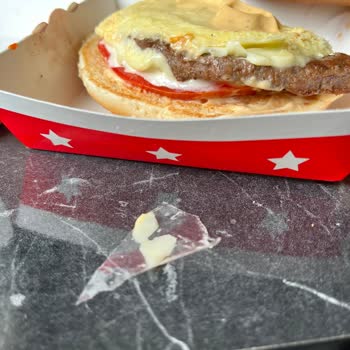 McDonald's Yemeğimin İçinden Plastik Çıktı