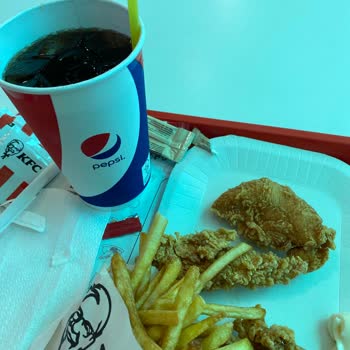 Olivium KFC Restoran Soğuk Tavuklar Kapaksız İçecek Yanmış Patates
