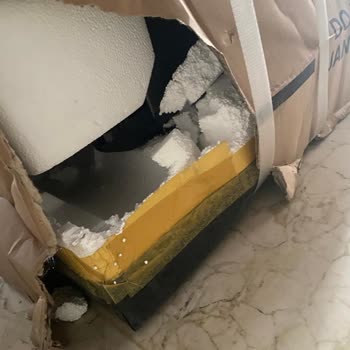 Horoz Lojistik İşini Yapmıyor, Araçtan İndirdiği Dolabı Bıraktı Gitti