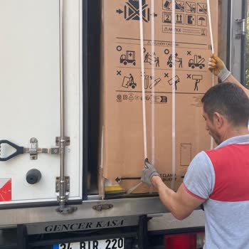 Horoz Lojistik İşini Yapmıyor, Araçtan İndirdiği Dolabı Bıraktı Gitti