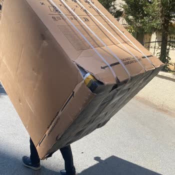 Horoz Lojistik İşini Yapmıyor, Araçtan İndirdiği Dolabı Bıraktı Gitti