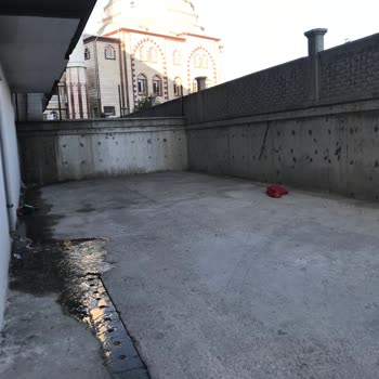 A101 Market Bahçemize Dökülen Koli Atıkları