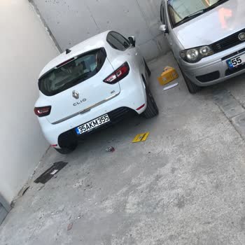 A101 Market Bahçemize Dökülen Koli Atıkları