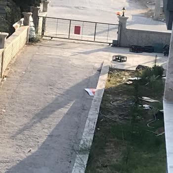 A101 Market Bahçemize Dökülen Koli Atıkları