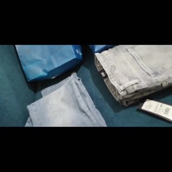 Mavi Rengi Tamamen Solan Ve Diğeri Tamamen Salıp Gevşeyen Kotlar