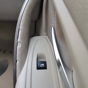 2014 Model&nbsp;BMW 320i (F30)&nbsp;Door Handle Erosion