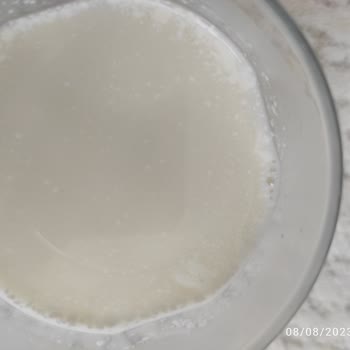 Yörükoğlu Süt Üzerinde Beyaz Parçalar